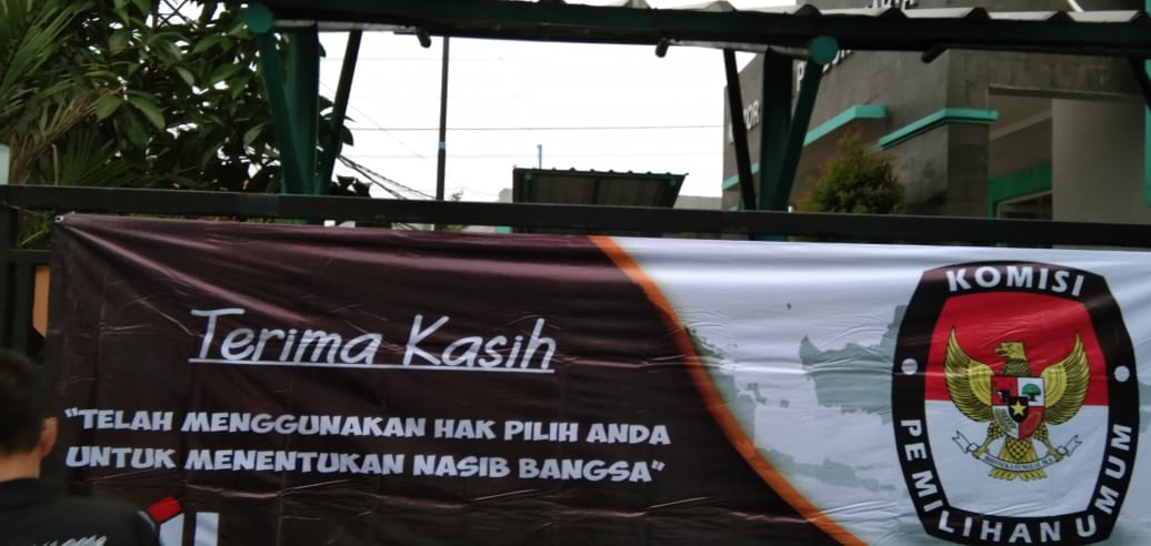 Sosialisasi KPU Kota Tangerang Selatan pemasangan Spanduk Ucapan Terima Kasih telah memilih