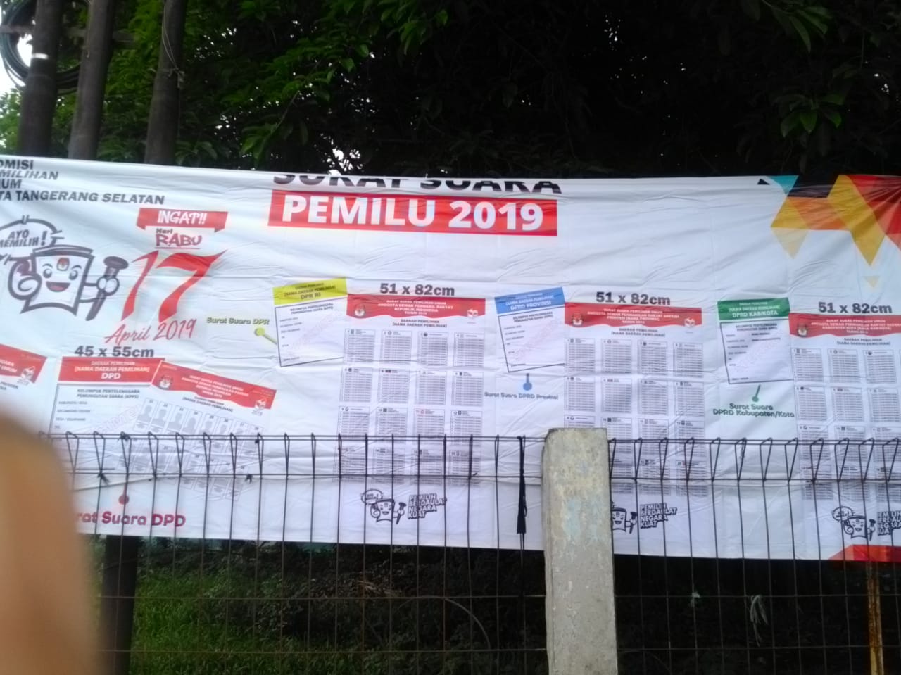 Sosialisasi KPU Kota Tangerang Selatan dalam Pemasangan Baleho dan Spanduk